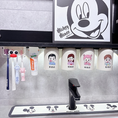 镜柜底磁吸式漱口杯一家三口四口倒挂壁挂儿童洗漱杯子牙刷置物架