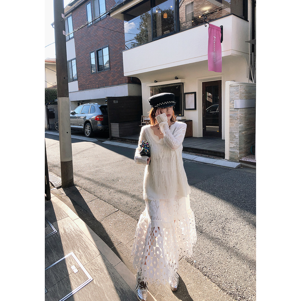 软糯云朵温柔露锁骨V领针织衫