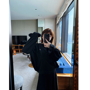 V型分割黑色卫衣短上衣 刺绣喇叭袖 LANGBOOM 小宇宙土星xi太后