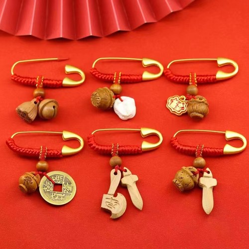 婴儿孕妇别针黄金色兔虎宝宝外出桃木剑狗牙蓝挂件平安胸别针配饰