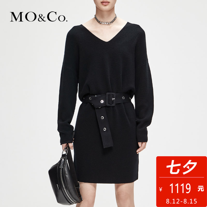 MOCO2018秋季新品V領毛衣金屬穿孔腰帶長袖連衣裙 摩安珂
