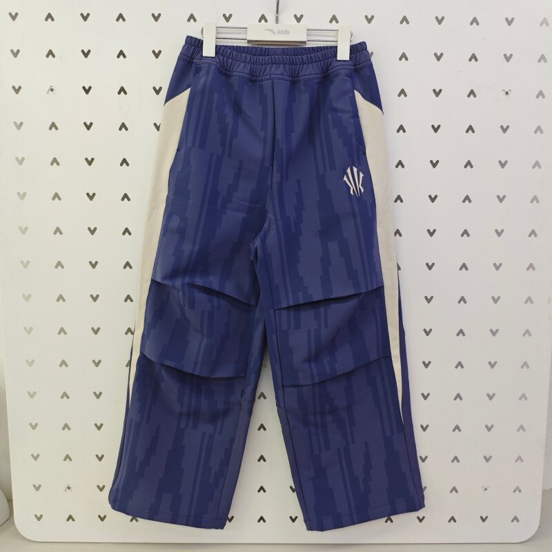 352611504男大童安踏儿童2026年款春欧文篮球丝光绒梭织直筒长裤