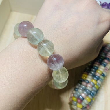 天然水晶彩莹石手串多样性