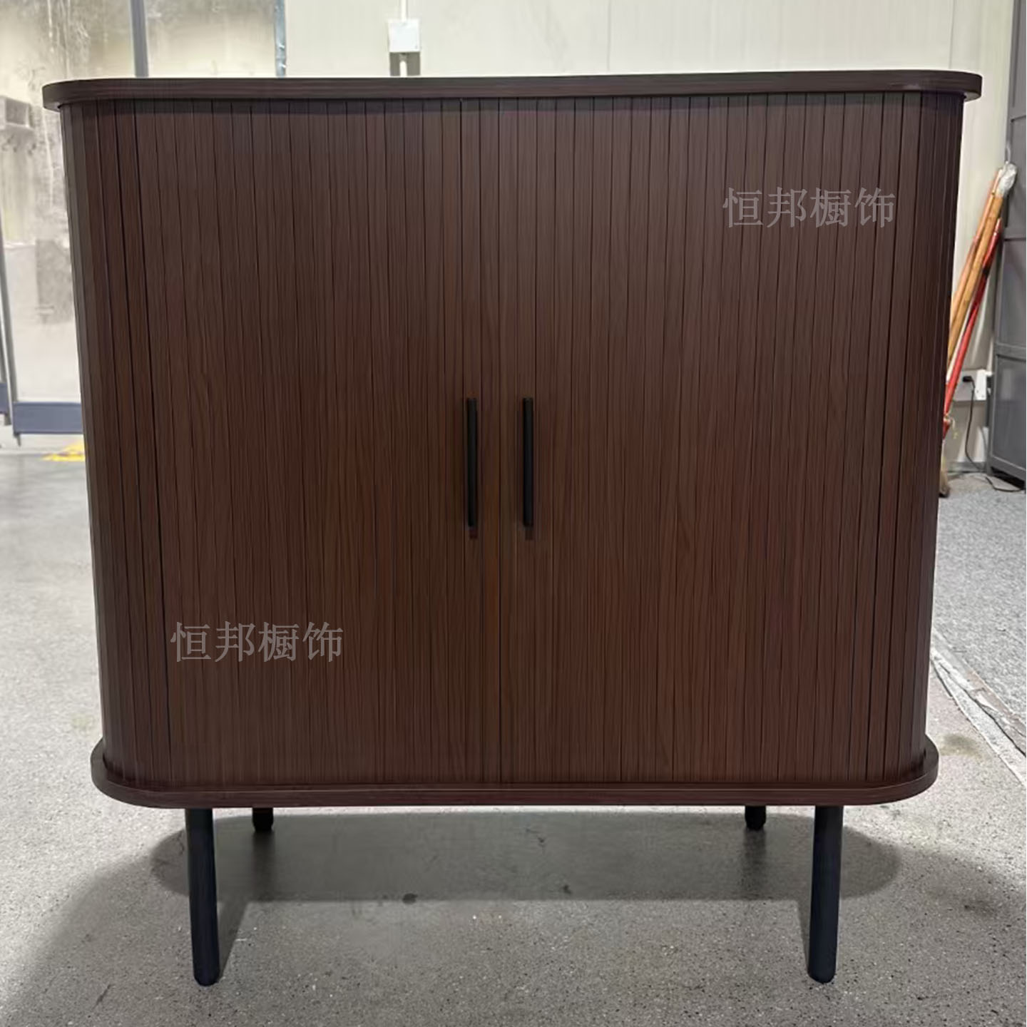 推拉门百叶门带卷帘门木纹色塑料图片
