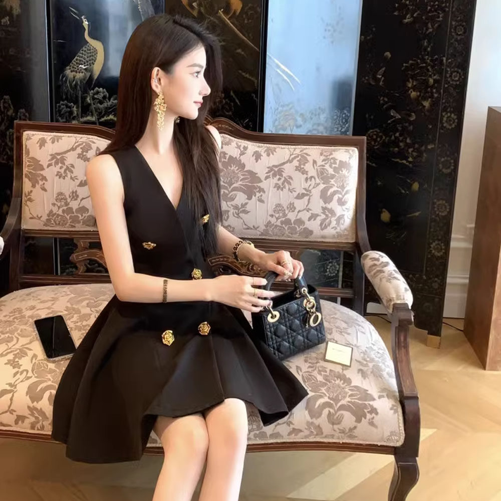 高端小香风V领收腰连衣裙2024新款女神范高级感蓬蓬小黑裙礼服裙