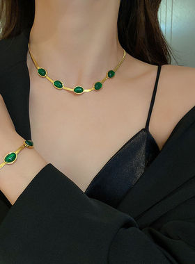 2025新款跨境钛钢复古异形祖母绿项链简约设计感小众锁骨链饰品女