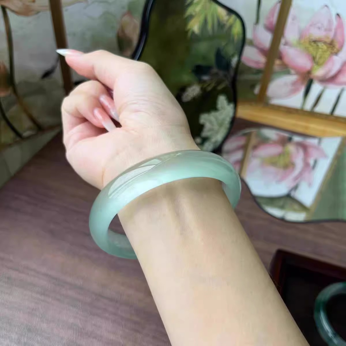 天然高冰天青冻手镯冰种翡翠色浅绿晴水玉镯子女款石英岩玉石手镯
