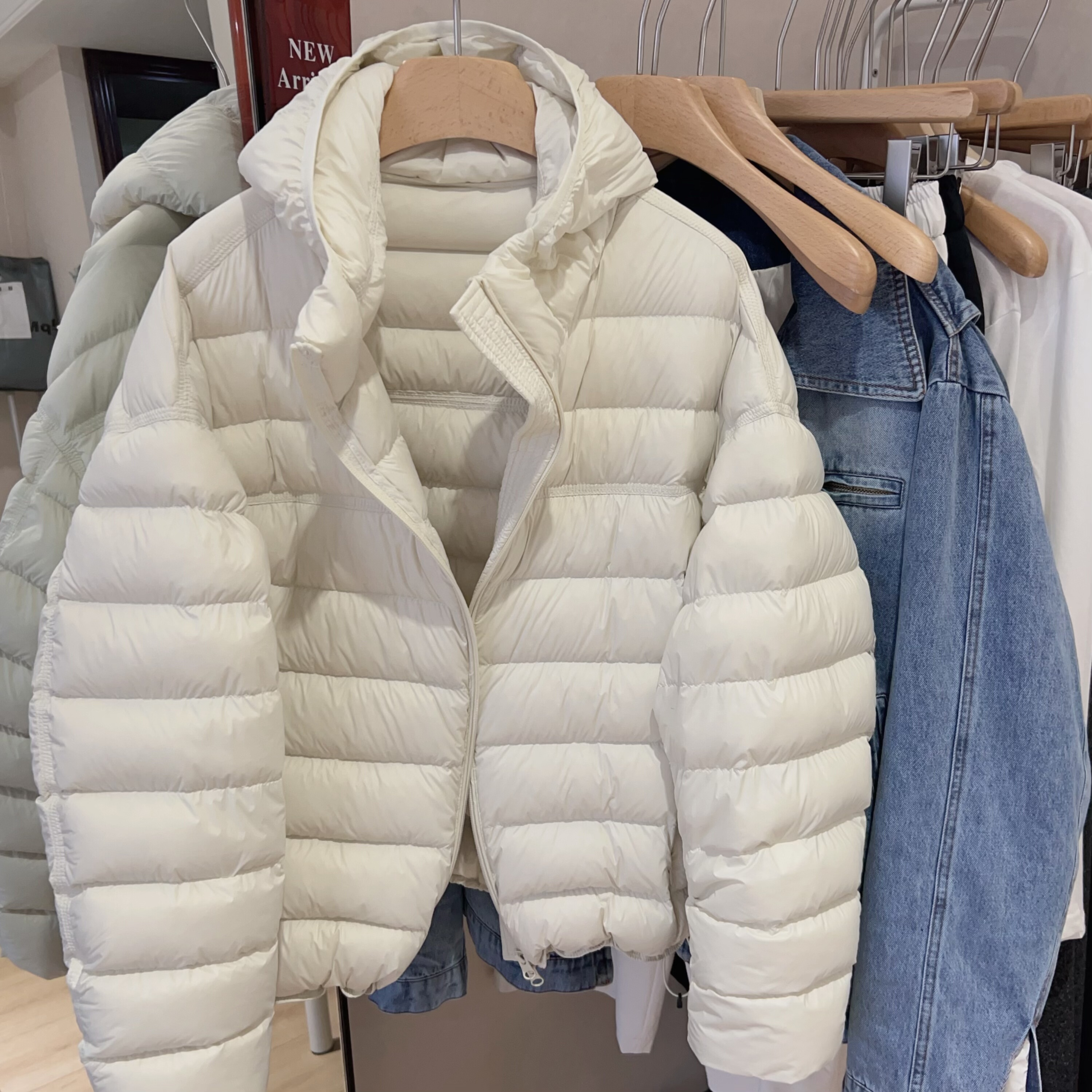 韩国 冬日轻薄排骨羽绒服女短款高级轻型修身显瘦立领连帽外套