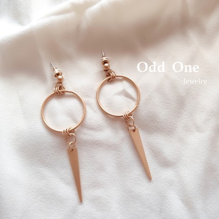 Odd One 复古哑光金色几何圆圈三角耳环耳饰