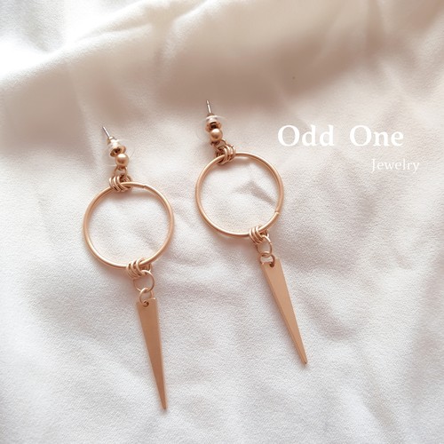 Odd One 复古哑光金色几何圆圈三角耳环耳饰