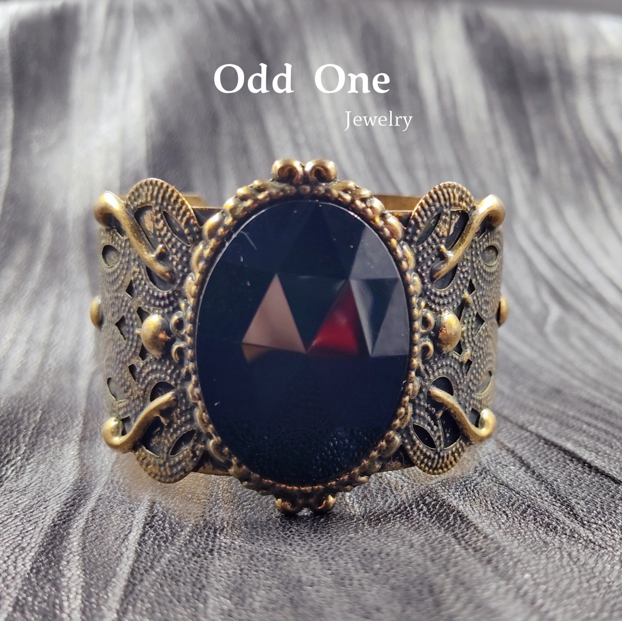 Odd One 欧美复古做旧古铜色镶嵌黑色切面亚克力民族风开口宽手镯