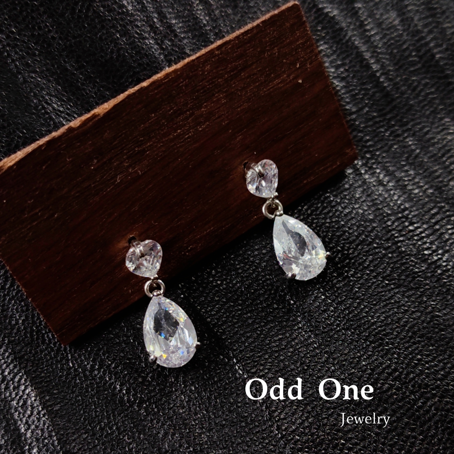 Odd One 水滴型锆石镶嵌质感简约百搭耳钉耳饰