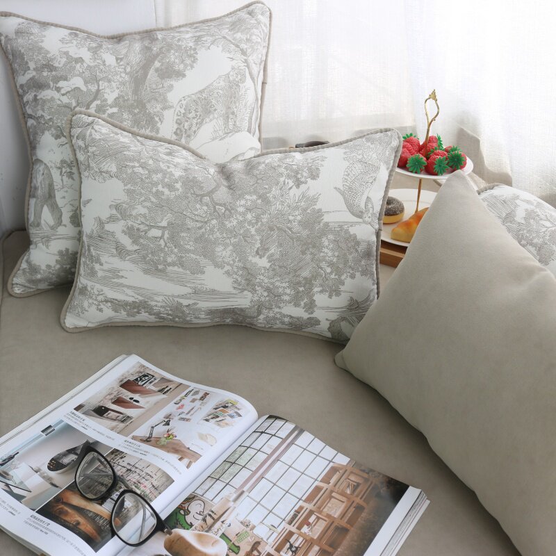 高端靠枕法式轻奢奶茶色飘窗沙发抱枕复古床头三角靠垫动物雪尼尔