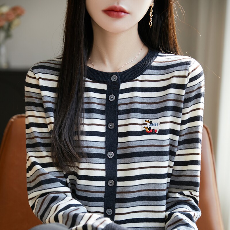 条纹小狗绣花圆领羊毛针织开衫女
