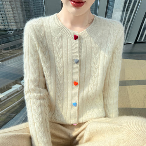 圆领加厚扭花爱心扣山羊绒衫开衫