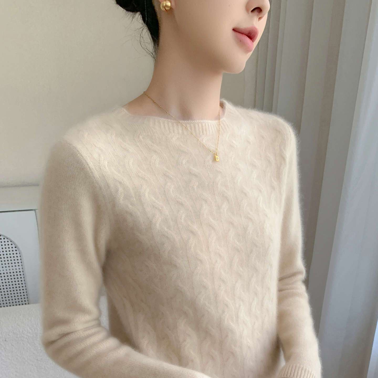 小山羊绒衫圆领扭花加厚针织毛衣