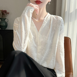 春秋桑蚕丝羊毛衫女圆领雕花毛衣