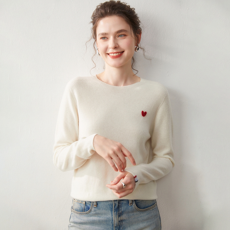 圆领拼色爱心刺绣baby小山羊绒衫