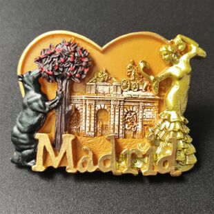 新款文创西班牙马德里旅游小熊纪念伴手礼冰箱贴立体创意装饰品