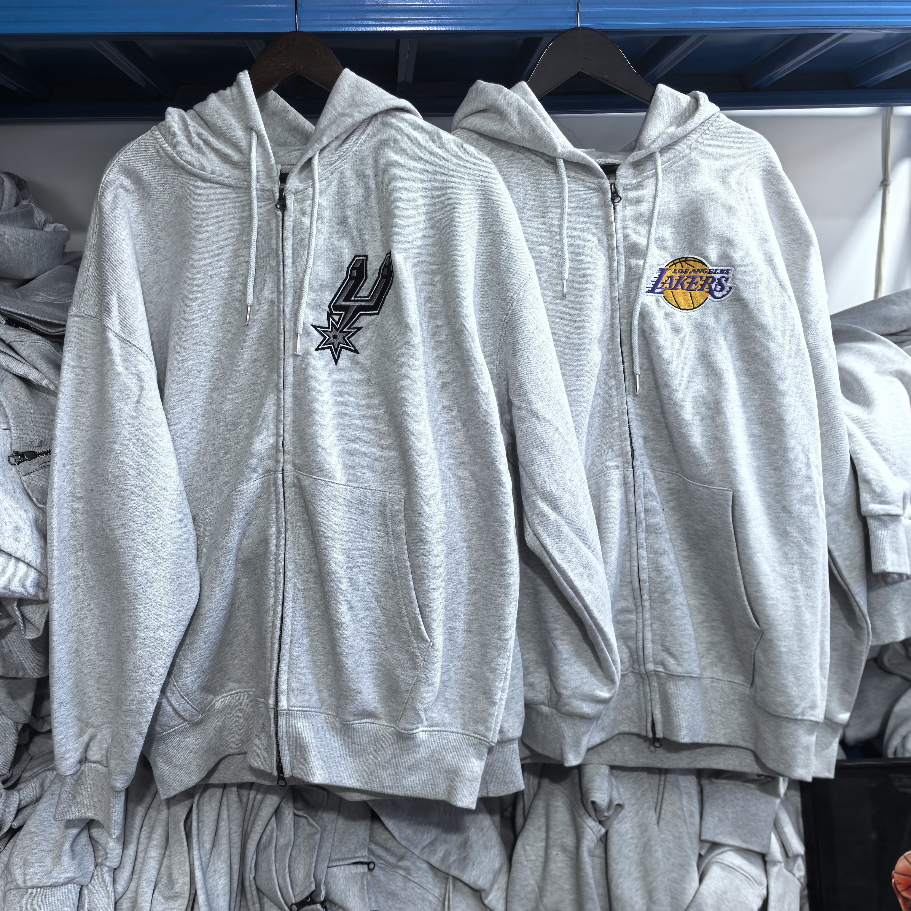 外贸尾单湖人 马刺队胸前刺绣logo后面印花运动休闲卫衣连帽外套