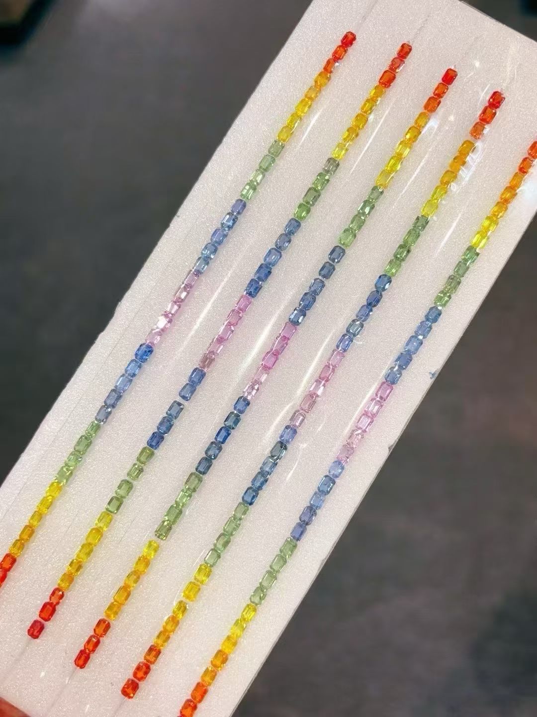 天然彩色蓝宝石 颗颗晶体干净， 火彩闪耀 ，附权威证书