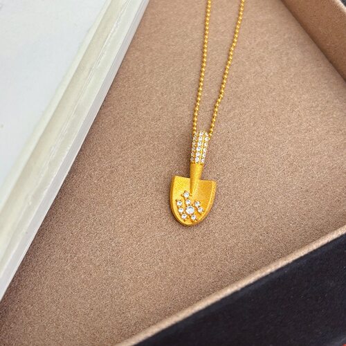 足金5D工艺莫桑钻金铲吊坠，金重：1.5g，已含380元附加费