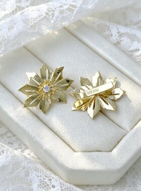 18K金枫叶钻石万能扣，尺寸约17×14.6×5.9mm 重约1.35克