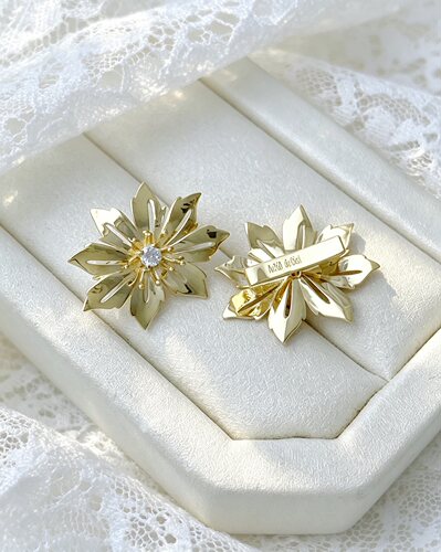 18K金枫叶钻石万能扣，尺寸约17×14.6×5.9mm 重约1.35克