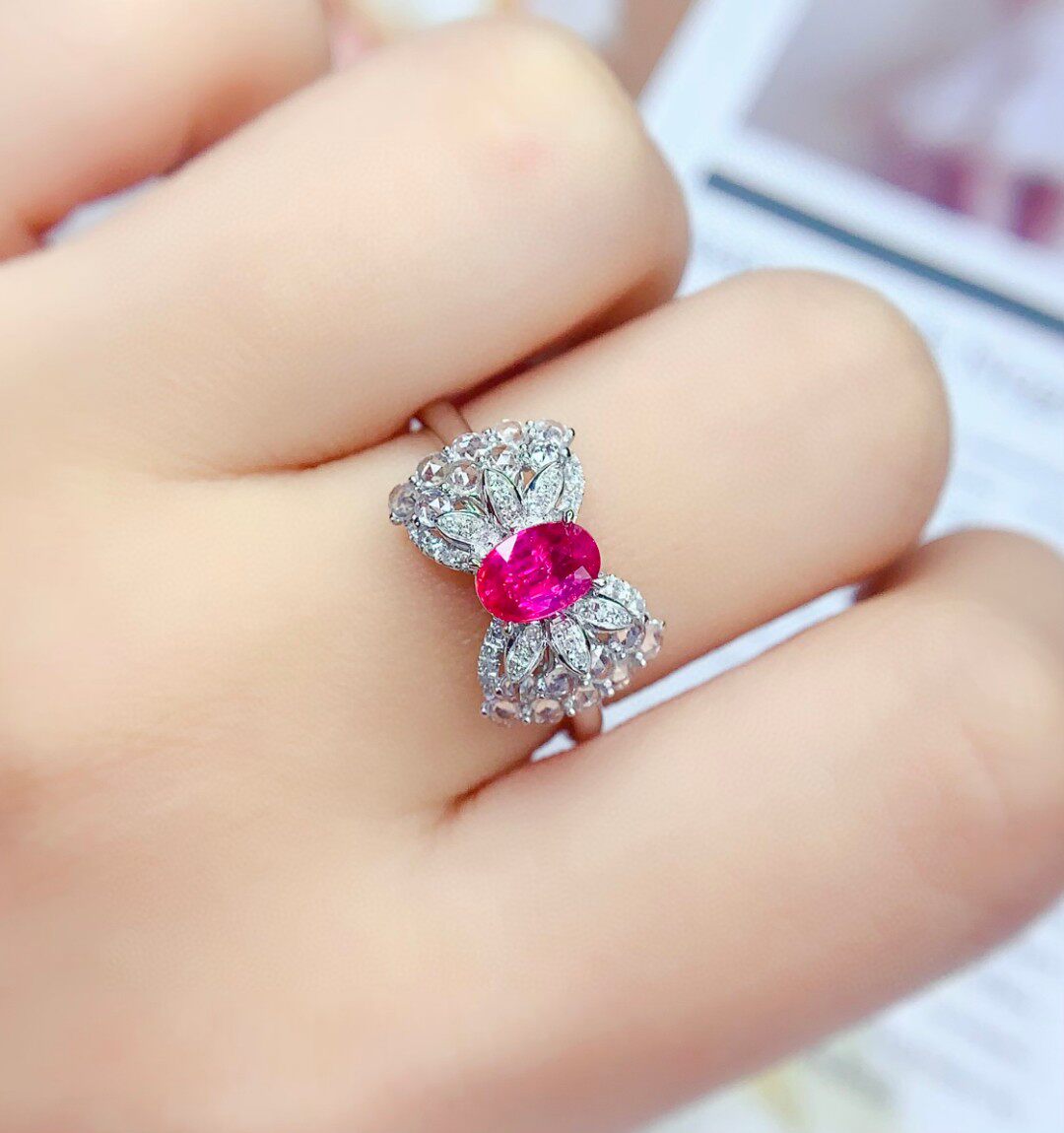 18k天然无烧红宝石戒指  总重：2.35克 主石：1克拉 钻石：38粒