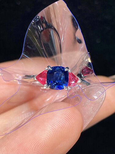18k无烧蓝宝石戒指蓝宝石1.35ct    红宝石0.25ct 重量3.81g