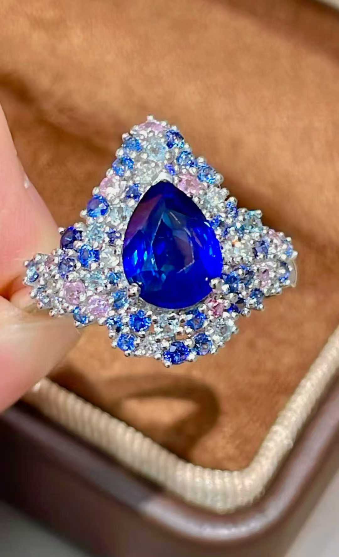 pt950钻石天然皇家蓝蓝宝石，主石1.59克拉戒指