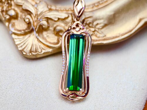 18K金镶天然碧玺吊坠重: 2.71g  石: 4.7ct  钻石: 0.054/18p