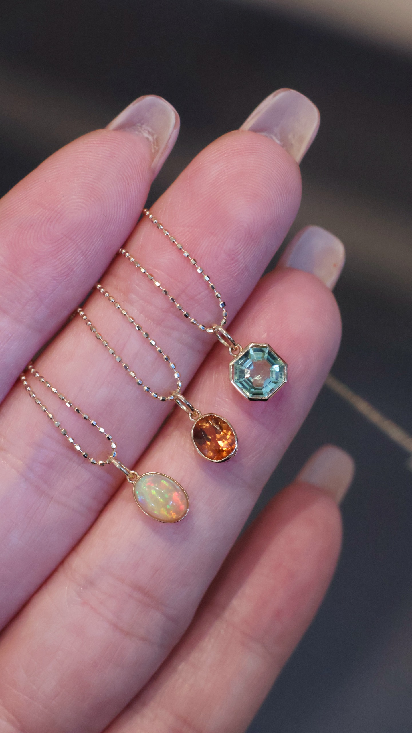 18K金镶天然彩宝小滴溜吊坠,附权威证书