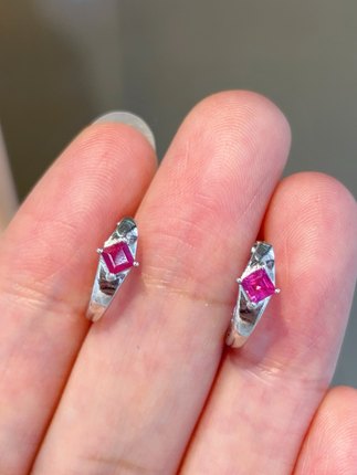 18K红宝石耳钉，主石：0.5ct 重：1.4g，附权威证书，支持复检