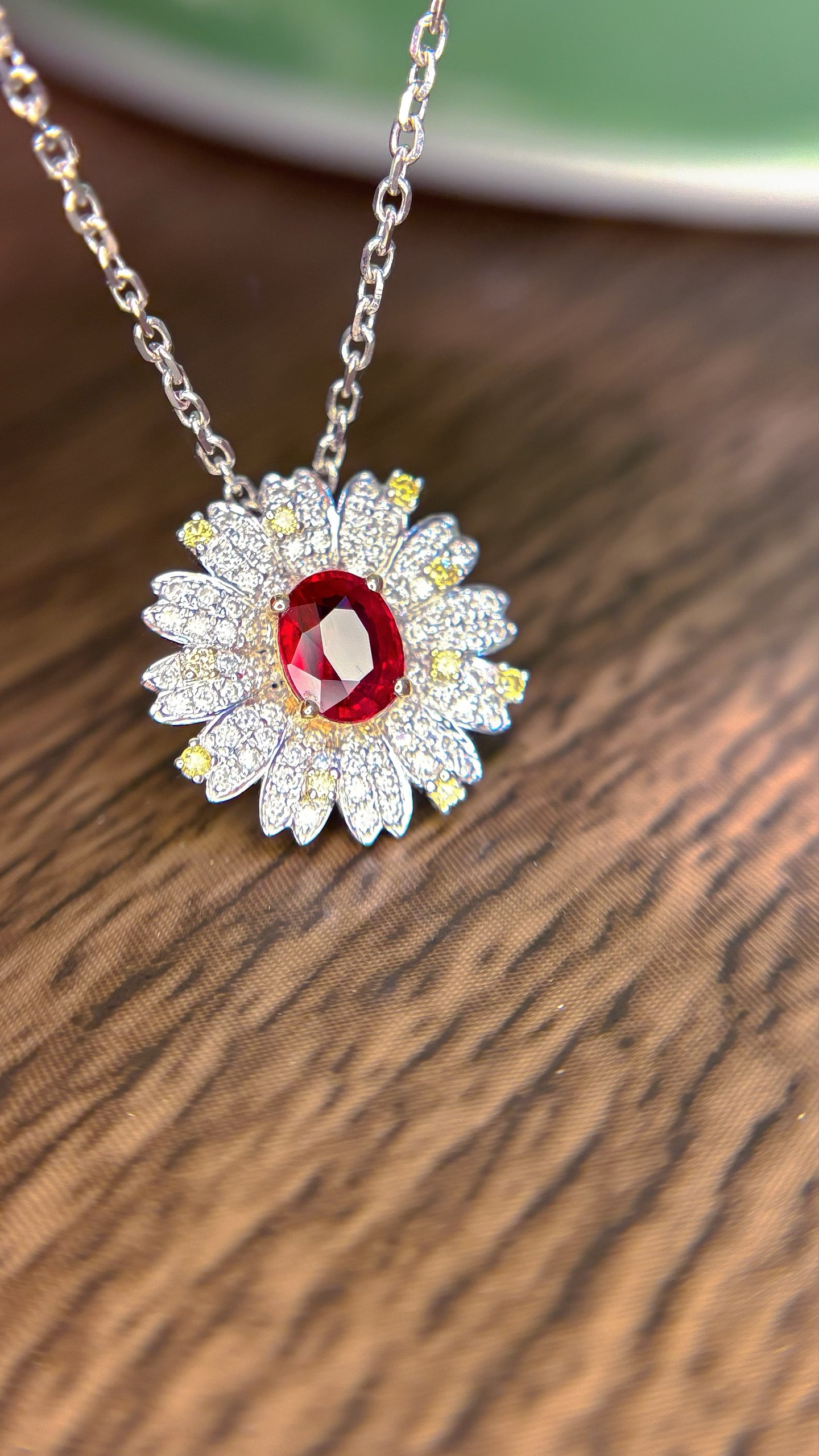 18k金满天然钻石红宝石项链，41分玻璃体鸽血红，附权威证书