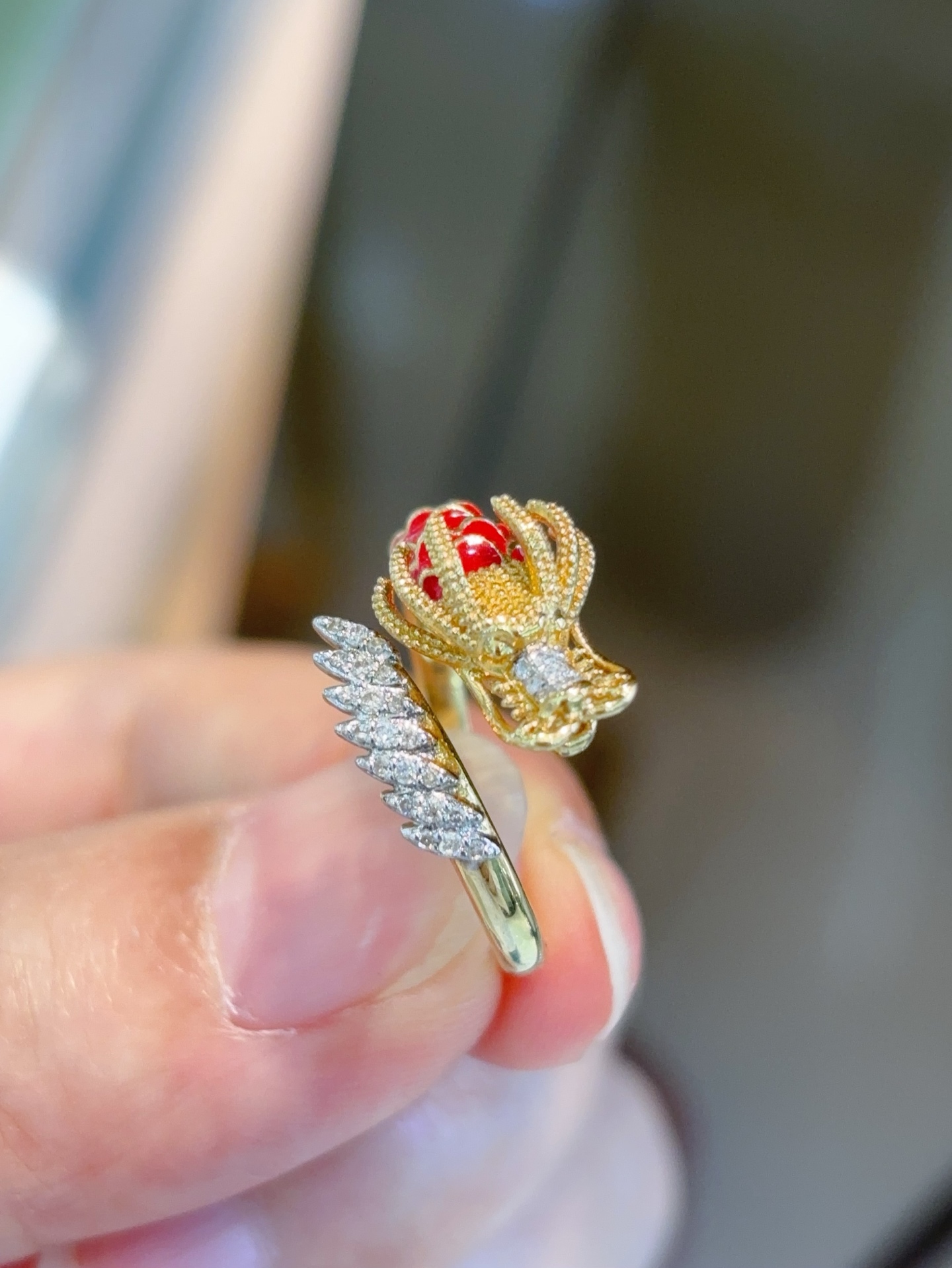 18k金镶天然钻石戒指，重约2.98g