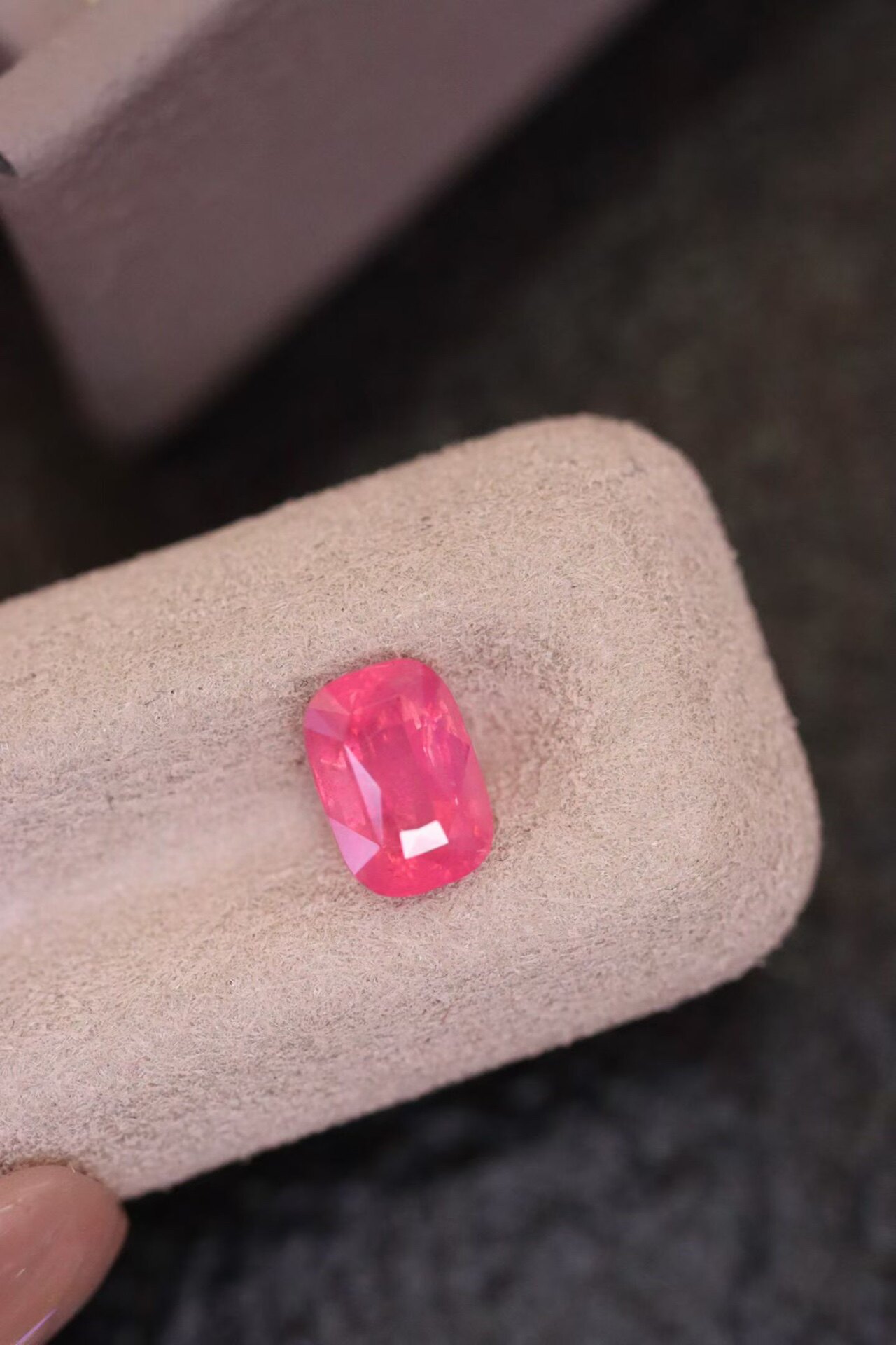 天然尖晶石  1.57克拉 ，附权威证书，支持复检，仅1枚出完就没有