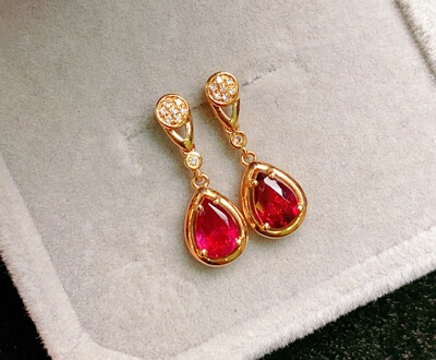 18k金配钻石镶红碧玺耳钉，总重1.57g主石0.7ct钻石：0.052/16p