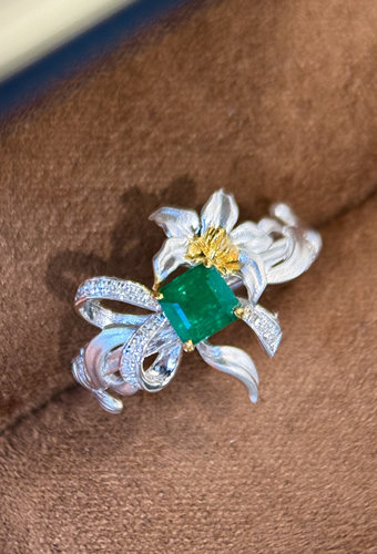 18k金镶嵌天然斯瓦特产地祖母绿戒指祖母绿0.52ct，钻石8.8份