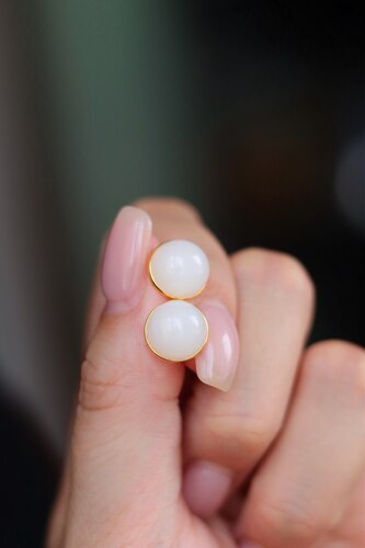18k金镶嵌天然和田玉俄料白玉半圆耳钉，整体尺寸约：11*11mm