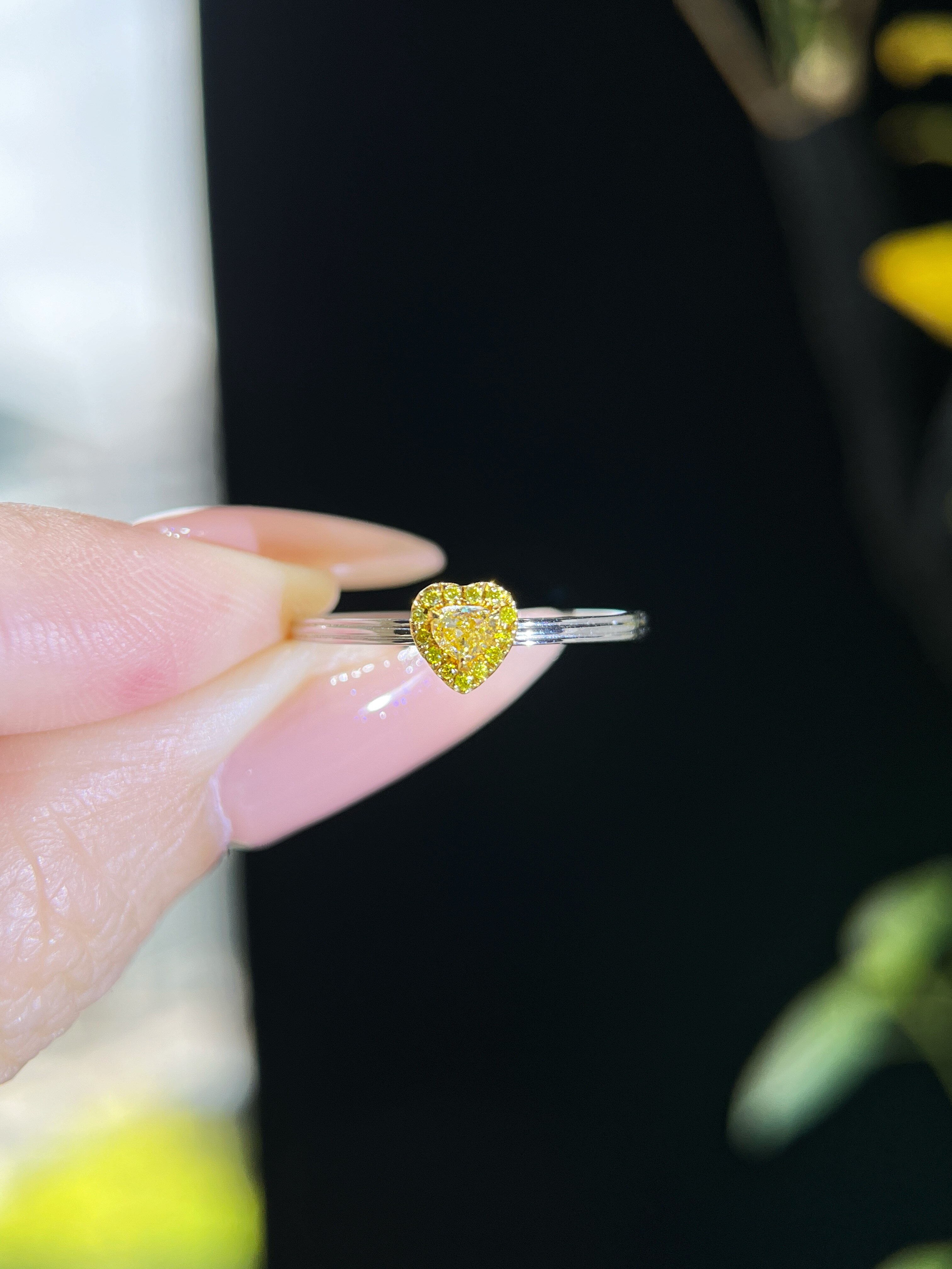 黄钻戒指, 18k白金搭配天然黄钻,主钻12分副钻3.6分,附权威证书