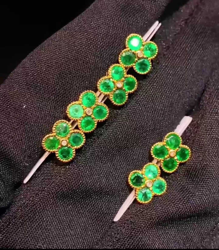 四叶草祖母绿耳钉18k金镶嵌主石约0.7ct 重1.12g 钻石2颗 配证书