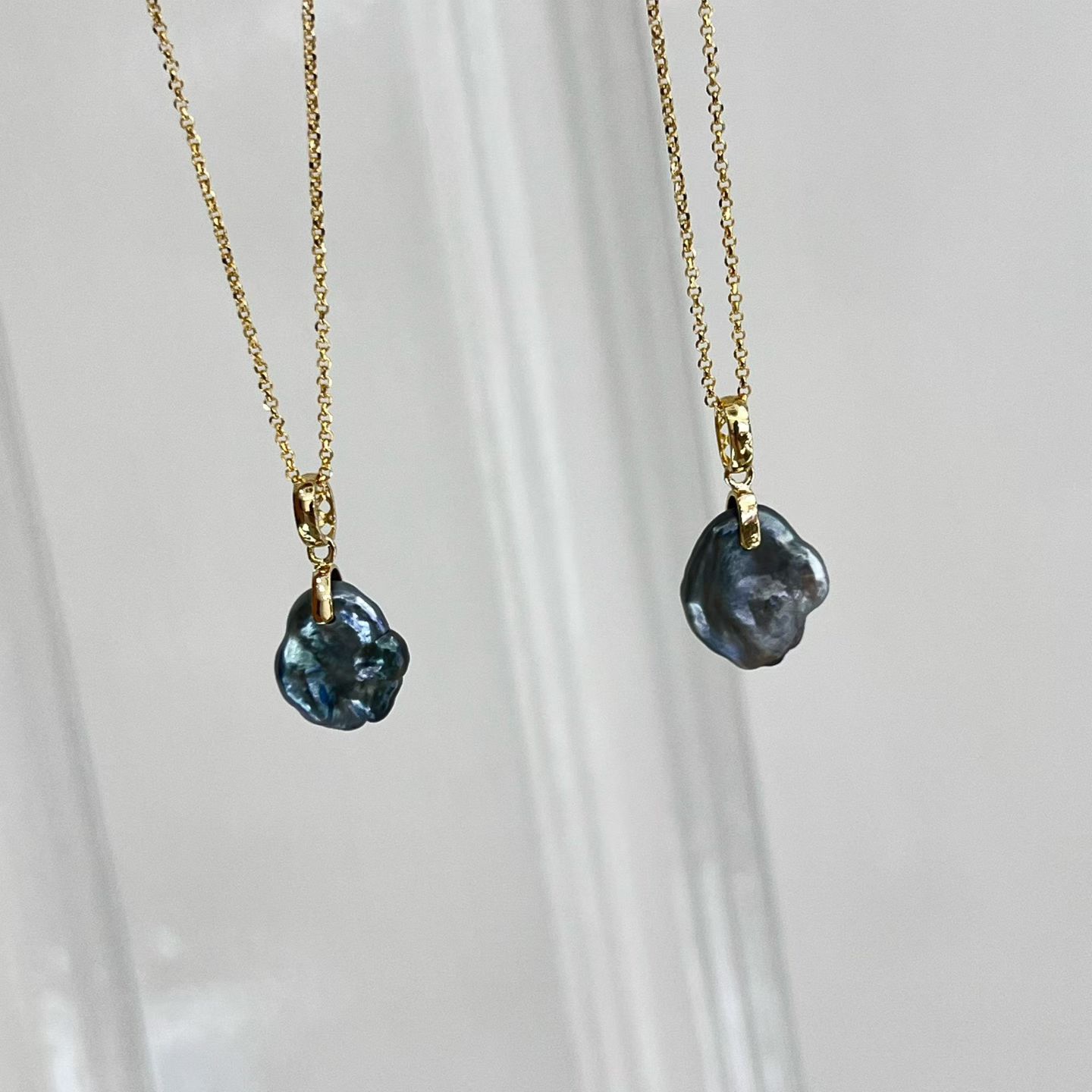 s925银镶7.5-8mm大溪地珍珠素耳钉，3/4圆，微微瑕