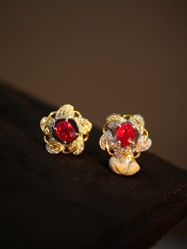 18k金无烧红宝石耳钉 重量2.13克 主石0.8ct