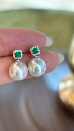 18k钻石镶嵌海水珍珠祖母绿耳钉，9-10mm强光正圆品质