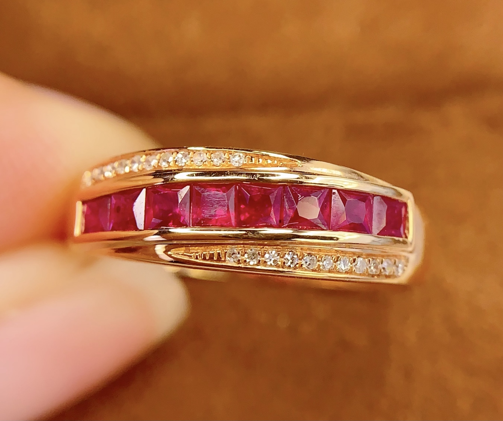 18k天然红宝石戒指  总重：1.41克主石：1克拉，钻石：22颗