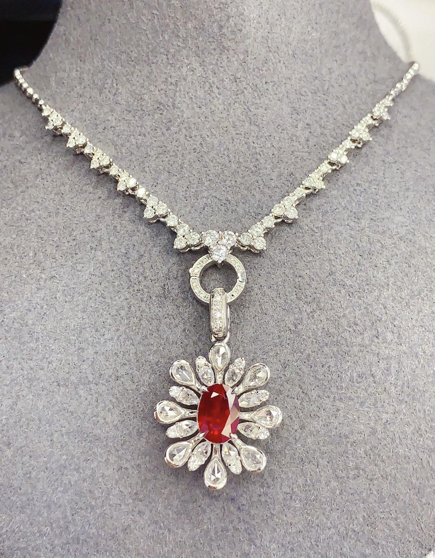 18k天然红宝石吊坠 （不含链子）总重3.11克主石2克拉钻石：29颗