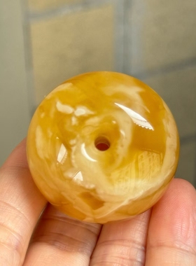 新出溶洞俄料黄白妖花蜡平安扣蜡质颜色红润 ，重18.63克