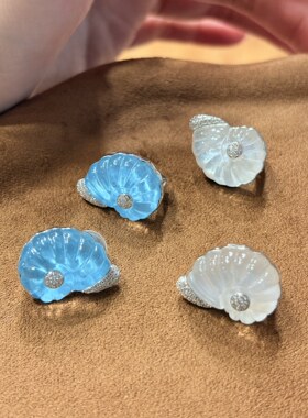 海螺耳夹，蓝色是绿松贴片，白水晶，白色的是白贝母贴片，白水晶