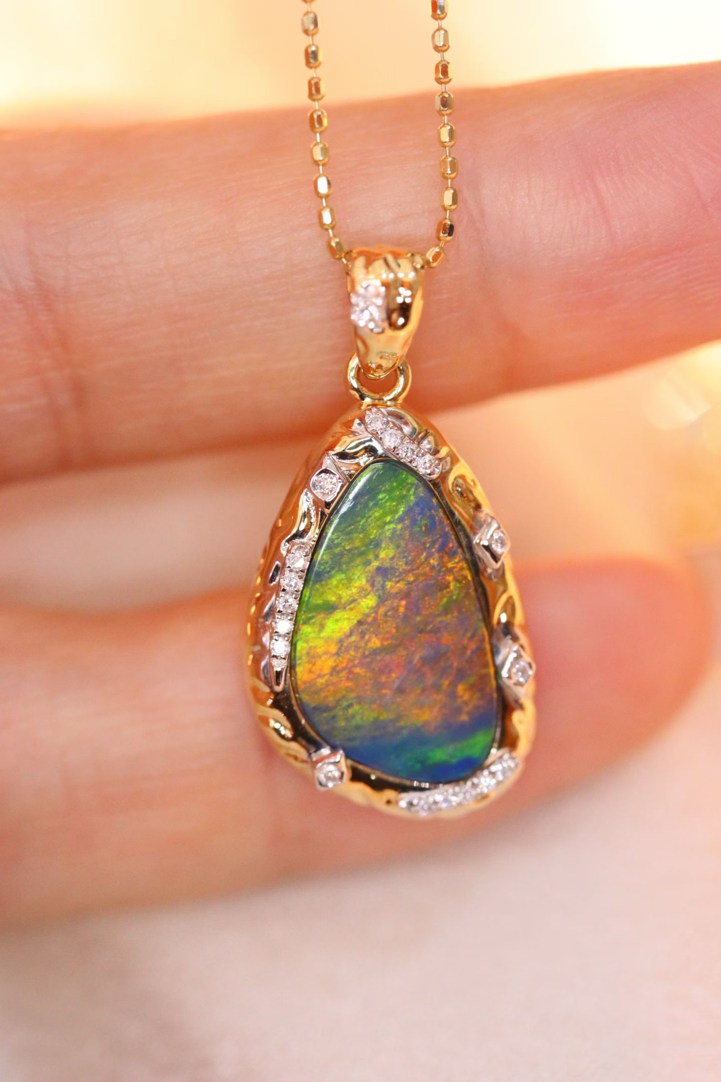 18K欧泊项链，主石 2.65ct  钻0.058ct ，附权威证书